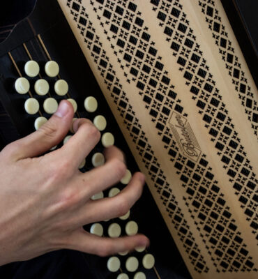 IMG_1185_51. Festival 2023_priprave prizorisca nedelja_harmonika_instrument